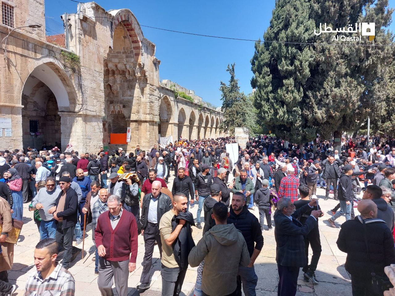 حضور گسترده فلسطینیان در مسجد الاقصی برای اقامه نماز
