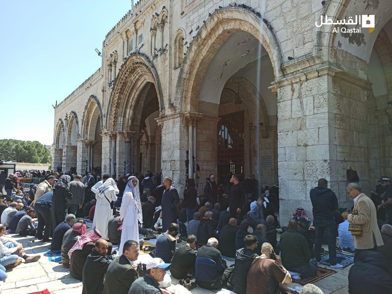 حضور گسترده فلسطینیان در مسجد الاقصی برای اقامه نماز