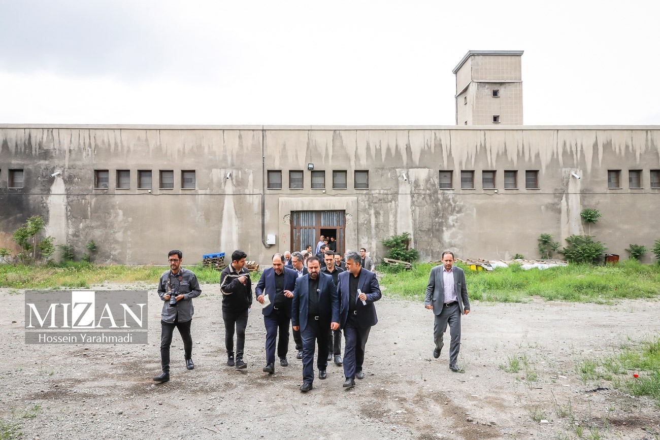 بازدید دادستان تهران از انبارهای گمرک جنوب تهران/ صالحی: ۶ هزار و ۴۱۸ ردیف کالا بالغ بر ۳ هزار و ۸۰۰ میلیارد تومان در سال گذشته تعیین تکلیف شدند/ دستور دادستان تهران برای پیگیری آرای صادره توسط شعبات تعزیرات حکومتی تهران و تعیین تکلیف کالاهای موجود در انبارهای گمرک جنوب تهران بازدید دادستان تهران از انبارهای گمرک جنوب تهران/ صالحی: ۶ هزار و ۴۱۸ ردیف کالا بالغ بر ۳ هزار و ۸۰۰ میلیارد تومان در سال گذشته تعیین تکلیف شدند/ دستور دادستان تهران برای پیگیری آرای صادره توسط شعبات تعزیرات حکومتی تهران و تعیین تکلیف کالاهای موجود در انبارهای گمرک جنوب تهران