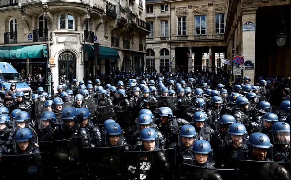 خشونت پلیس فرانسه در چند پرده؛ پلیس در حال تثبیت راهکار‌های خشونت بار آزمایش شده علیه جلیقه زرد‌ها