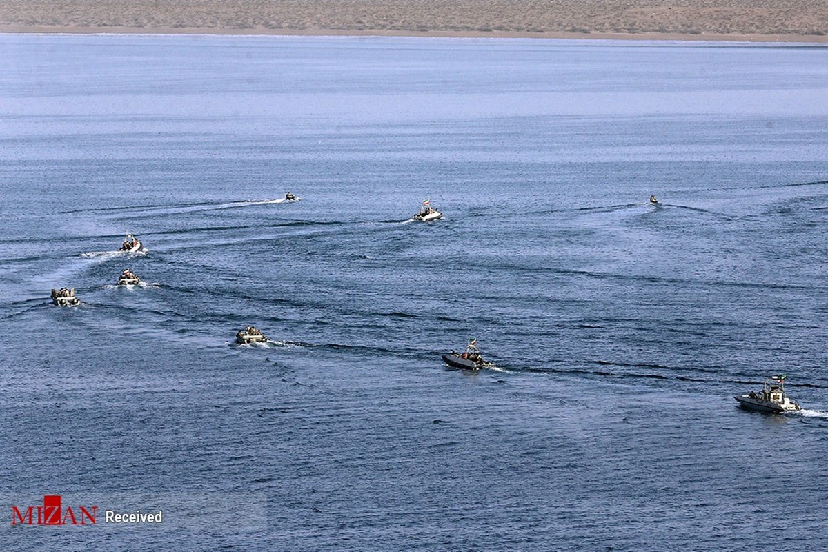رژه دریایی در بندرعباس آغاز شد