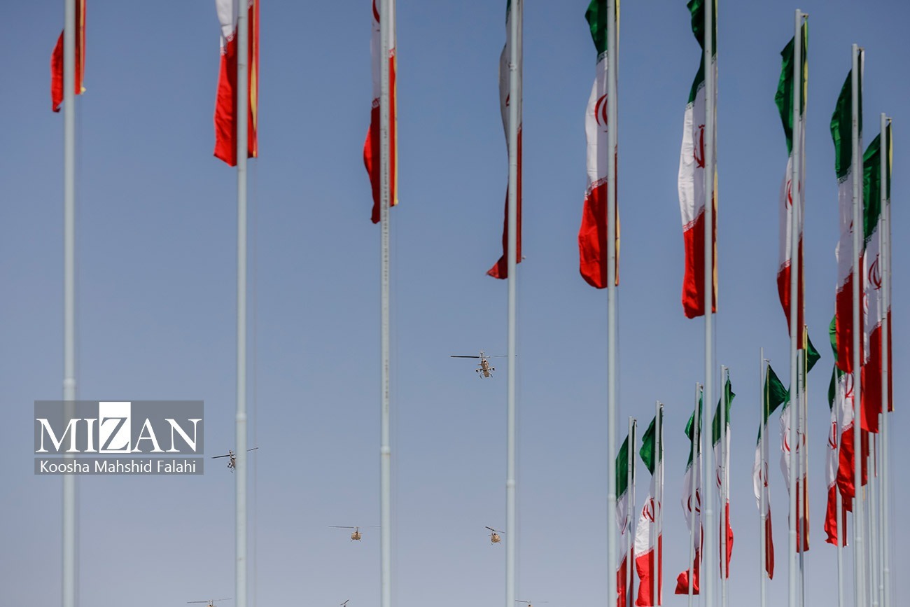 نمایش تجهیزات دفاعی ارتش در رژه ۲۹ فروردین ماه