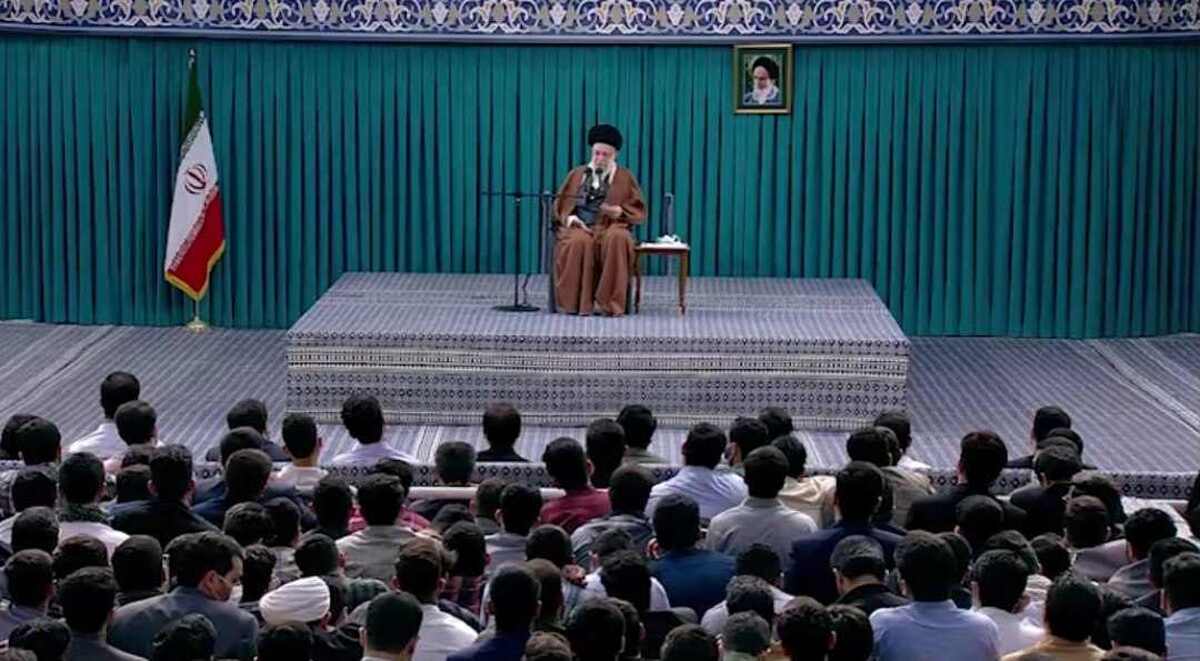 پاسخ رهبر انقلاب به این سوال که وظیفه یک دانشجوی مطلوب و دارای همت بلند و آینده‌نگر چیست؟