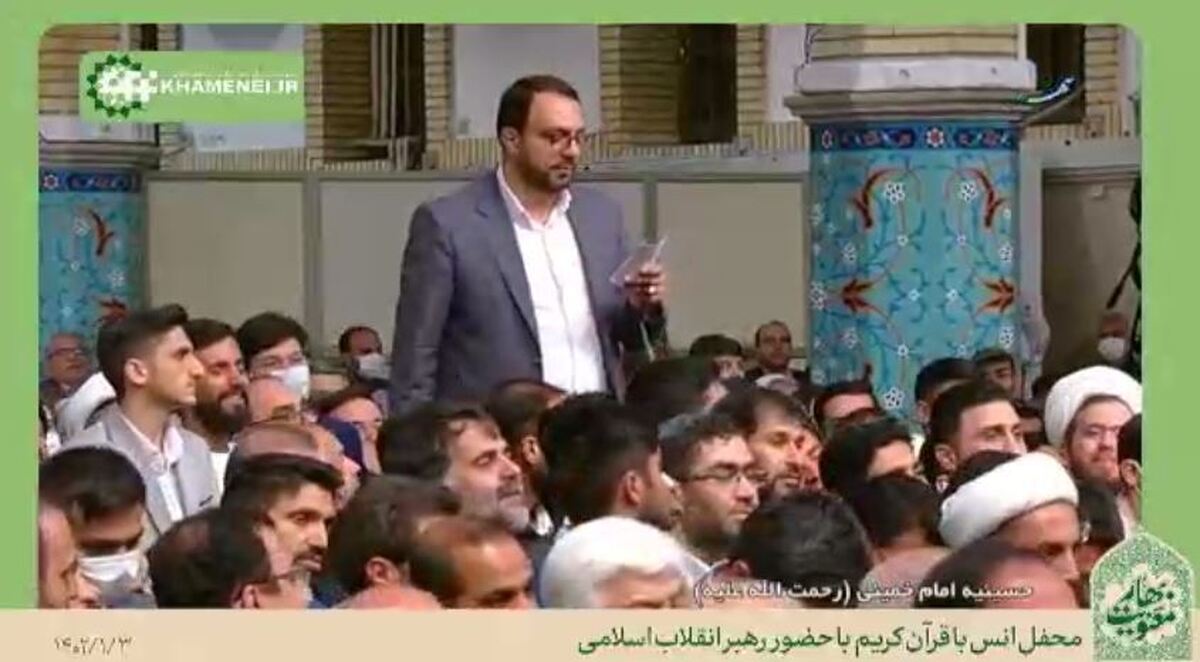 شعرخوانی یکی از حضار در محفل قرآنی در حضور رهبر انقلاب