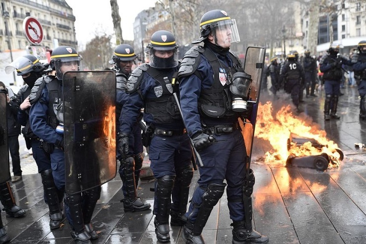 اعتراضات فرانسه/تعویق سفر چارلز به پاریس و لغو گسترده پرواز‌ها