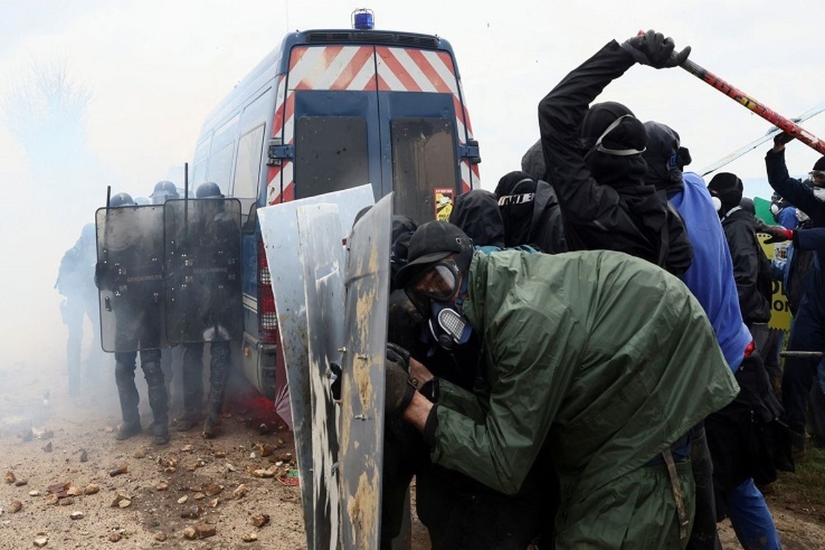 درگیری شدید میان معترضان و پلیس در غرب فرانسه