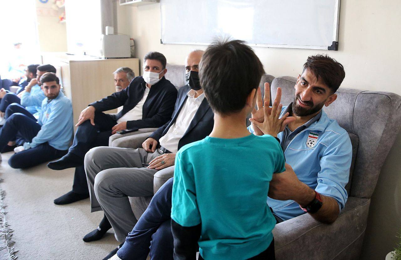 روز متفاوت شاگردان قلعه‌نویی؛ حضور بازیکنان تیم ملی در دو مرکز خیریه + تصاویر