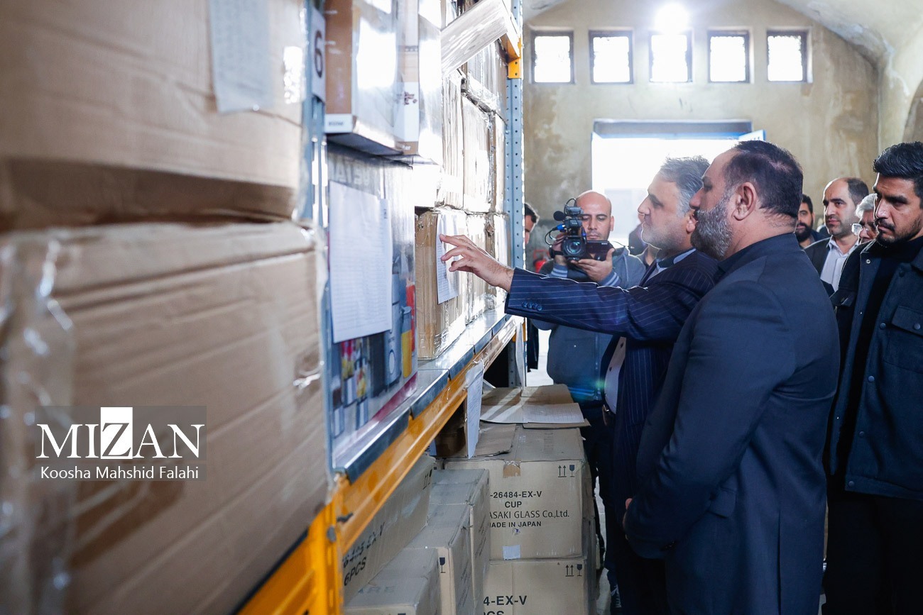 بازدید دادستان تهران از انبار‌های سازمان جمع‌آوری و فروش اموال تملیکی/ تعیین تکلیف ١٠ هزار و ١١٢ میلیارد ریال کالا در ١٨ ماه گذشته در گمرک فرودگاه امام خمینی (ره)