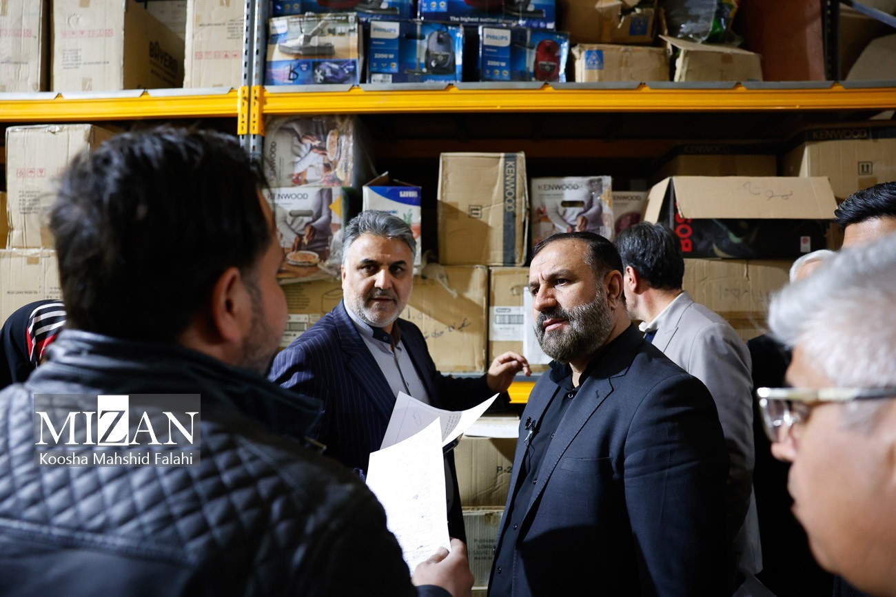 بازدید دادستان تهران از انبار‌های سازمان جمع‌آوری و فروش اموال تملیکی/ تعیین تکلیف ١٠ هزار و ١١٢ میلیارد ریال کالا در ١٨ ماه گذشته در گمرک فرودگاه امام خمینی (ره)