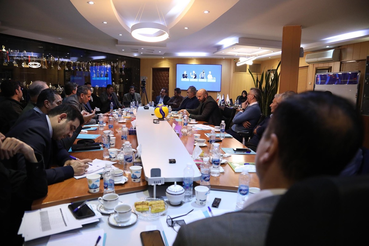 بررسی ۴ گزینه تیم ملی والیبال در جلسه ۳ ساعته شورای مشورتی/ تصمیم‌گیری نهایی در کمیته فنی انجام می‌شود