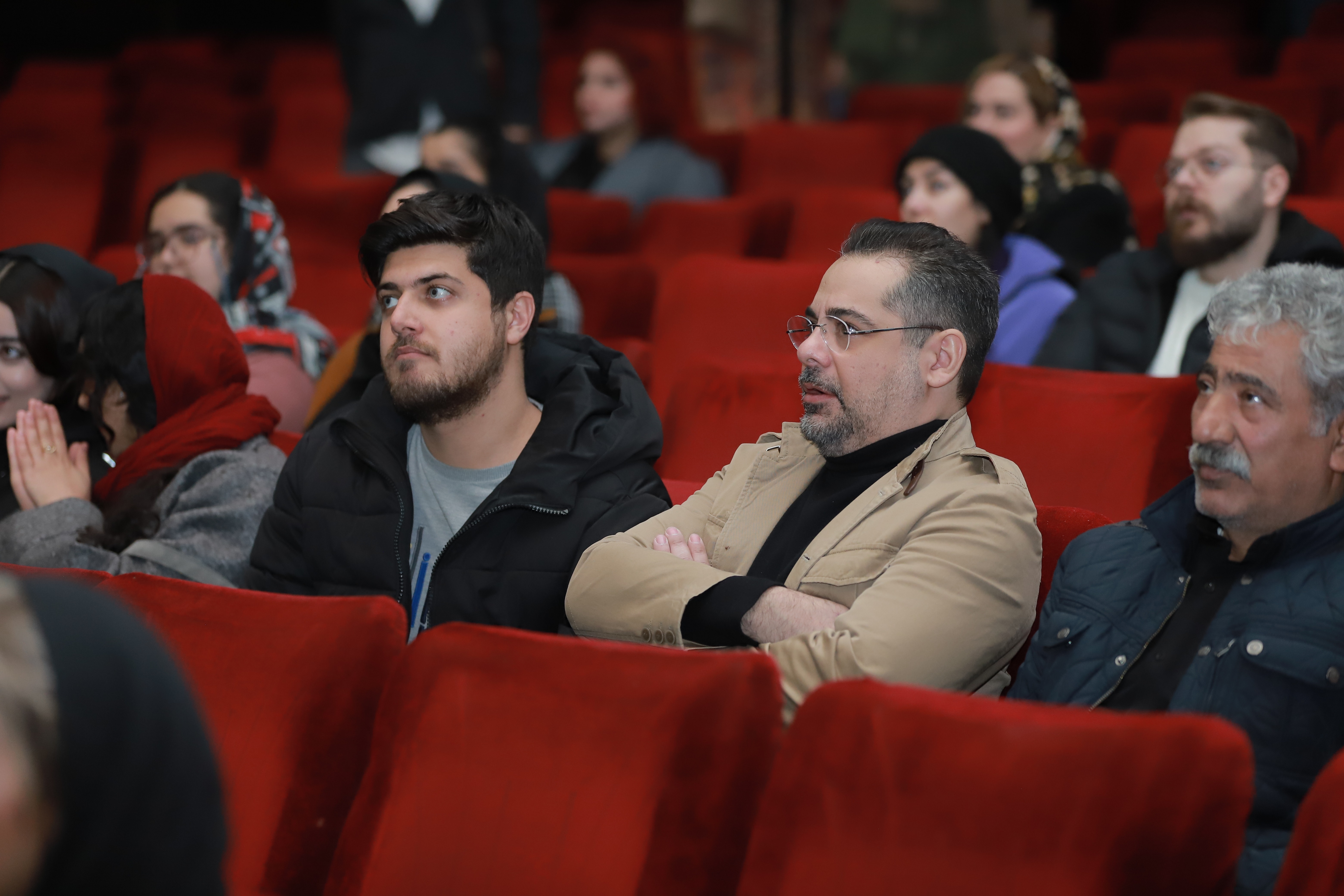 تجلیل از فرامرز قریبیان در اکران مردمی «گیجگاه»/ عادل تبریزی: خاطرات زیادی در مورد فرامرز قریبیان از جمشید هاشمپور شنیدهام تجلیل از فرامرز قریبیان در اکران مردمی «گیجگاه»/ عادل تبریزی: خاطرات زیادی در مورد فرامرز قریبیان از جمشید هاشمپور شنیدهام