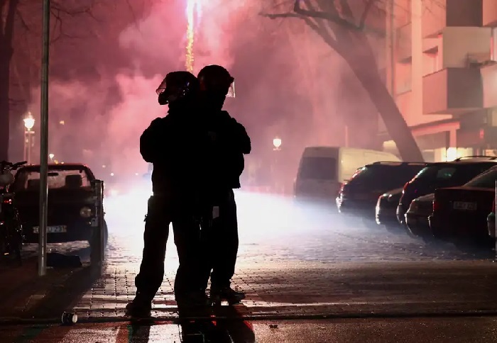 بازداشت صدها نفر در شب سال نو میلادی در فرانسه و آلمان بازداشت صدها نفر در شب سال نو میلادی در فرانسه و آلمان