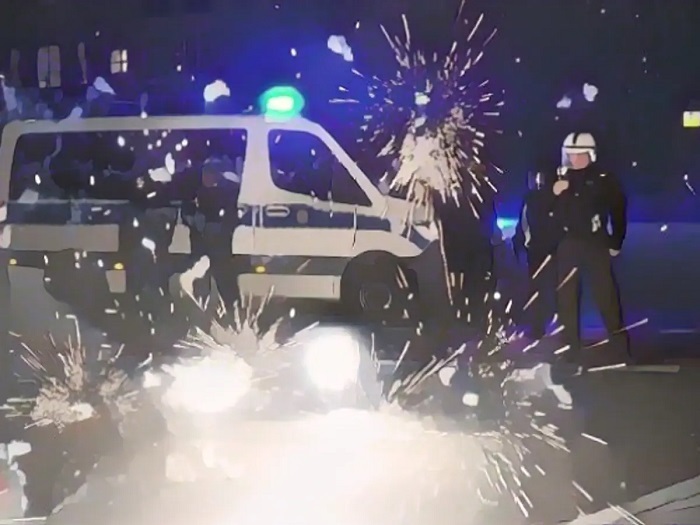 بازداشت صدها نفر در شب سال نو میلادی در فرانسه و آلمان بازداشت صدها نفر در شب سال نو میلادی در فرانسه و آلمان