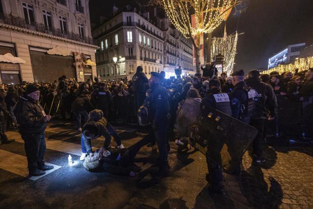 بازداشت صدها نفر در شب سال نو میلادی در فرانسه و آلمان بازداشت صدها نفر در شب سال نو میلادی در فرانسه و آلمان