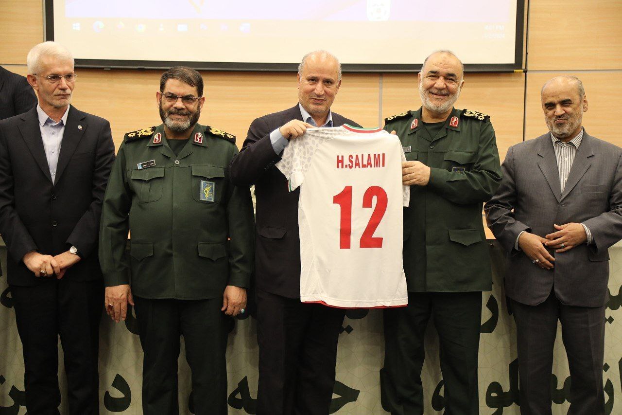 اهدای پیراهن تیم ملی فوتبال به سردار سلامی