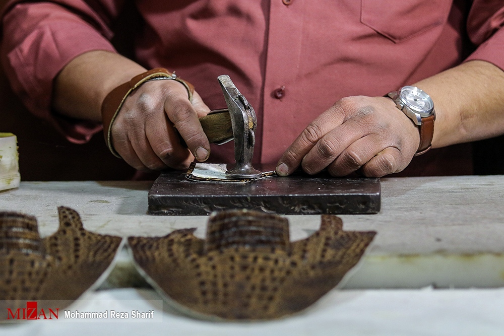ایجاد اشتغال یک مددجو مالی غیر عمد برای ۴۳۰ زندانی و ۲۶ محکوم رأی باز /اشتغال ۹۹ درصدی مددجویان در شرکت پستایی دوزی اراک/نیازمند حمایت و پشتیبانی برای فروش محصولات ساخت دست زندانیان هستیم