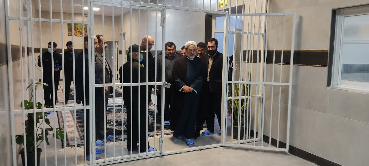 برپایی میز خدمت قضایی در زندان ساری همزمان با سالگرد شهادت شهید سلیمانی/ مسئولان قضایی مازندران به مشکلات ۲۲۵ مددجو رسیدگی کردند/ آزادی ۳۶ نفر از مددجویان زندان ساری