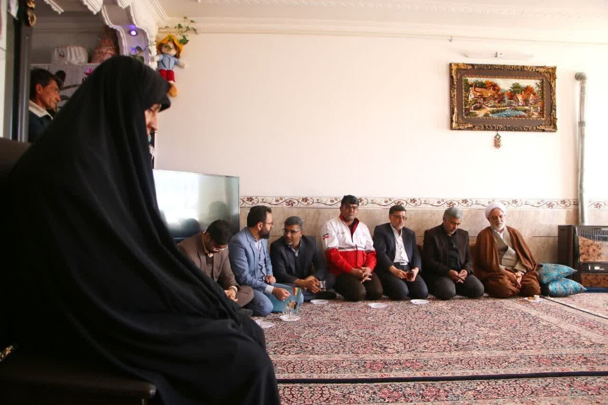 رئیس کل دادگستری استان کرمان با خانواده امدادگر شهید سعادت ماهانی دیدار کرد