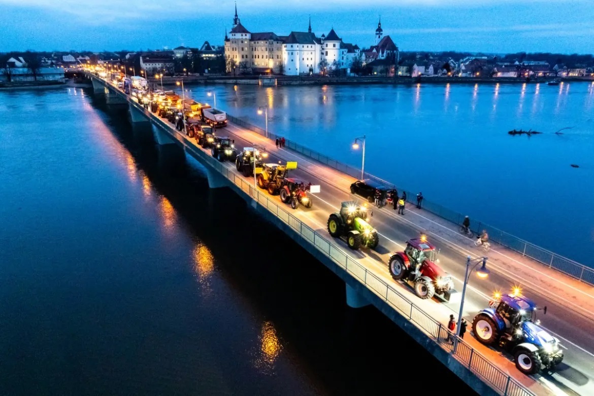 اعتصاب سراسری کشاورزان در آلمان؛ معترضان جاده‌ها را مسدود کردند