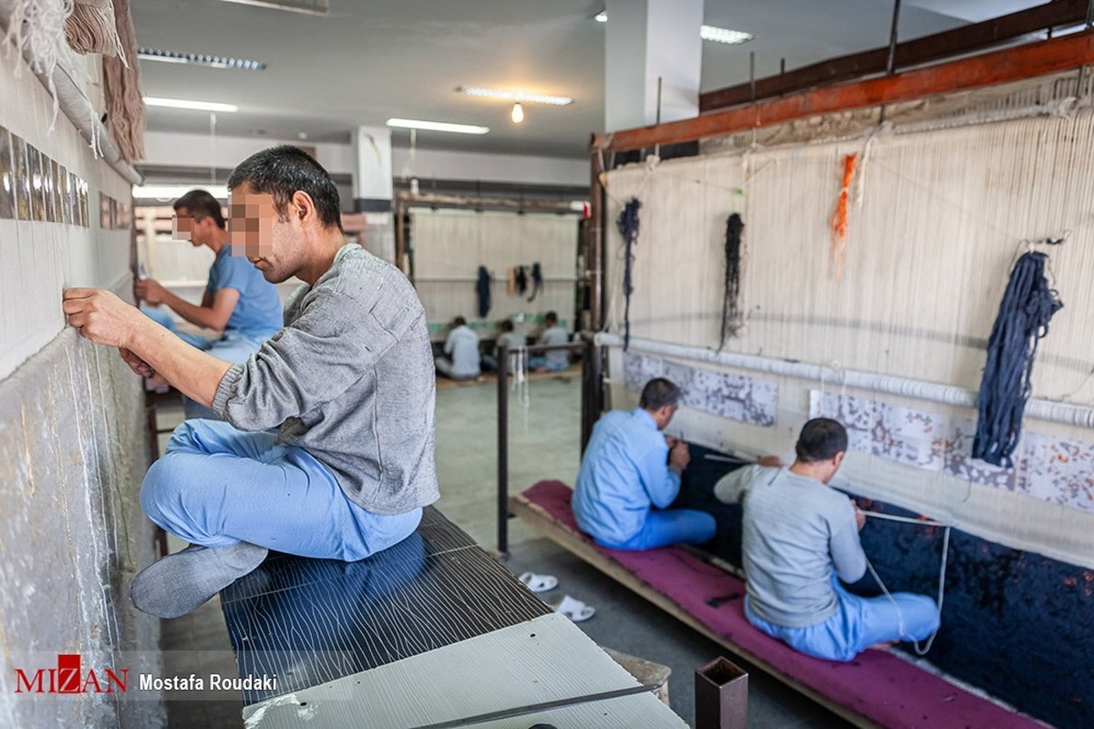 ۱۲۰ دار قالی در بزرگترین کارگاه‌های قالی‌بافی زندان استان مرکزی