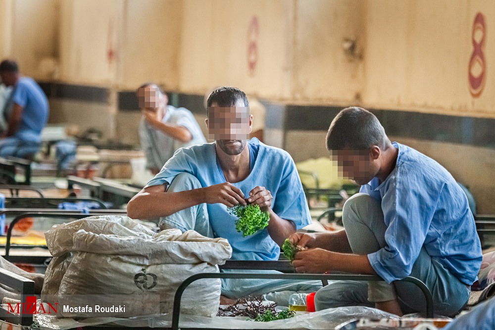 دپو یکشنبه/ایجاد اشتغال برای ۶۵ درصد زندانیان/۱۲۰ دار قالی در بزرگترین کارگاه های قالی بافی زندان استان مرکزی/۹۸۰ واحد تولیدی و ۴ هزار محصول تولیدی/اختصاص بخشی ازعایدات بنیاد تعاون به انجمن حمایت از زندانیان/۱۰ نفر از زندانیان پس از پایان دوره محکومیت در کارگاه اصلی مبلمان یک کارآفرین مشغول به کار شدند