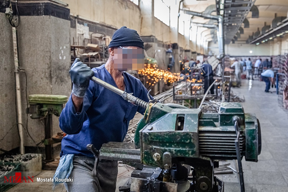 دپو یکشنبه/ایجاد اشتغال برای ۶۵ درصد زندانیان/۱۲۰ دار قالی در بزرگترین کارگاه های قالی بافی زندان استان مرکزی/۹۸۰ واحد تولیدی و ۴ هزار محصول تولیدی/اختصاص بخشی ازعایدات بنیاد تعاون به انجمن حمایت از زندانیان/۱۰ نفر از زندانیان پس از پایان دوره محکومیت در کارگاه اصلی مبلمان یک کارآفرین مشغول به کار شدند