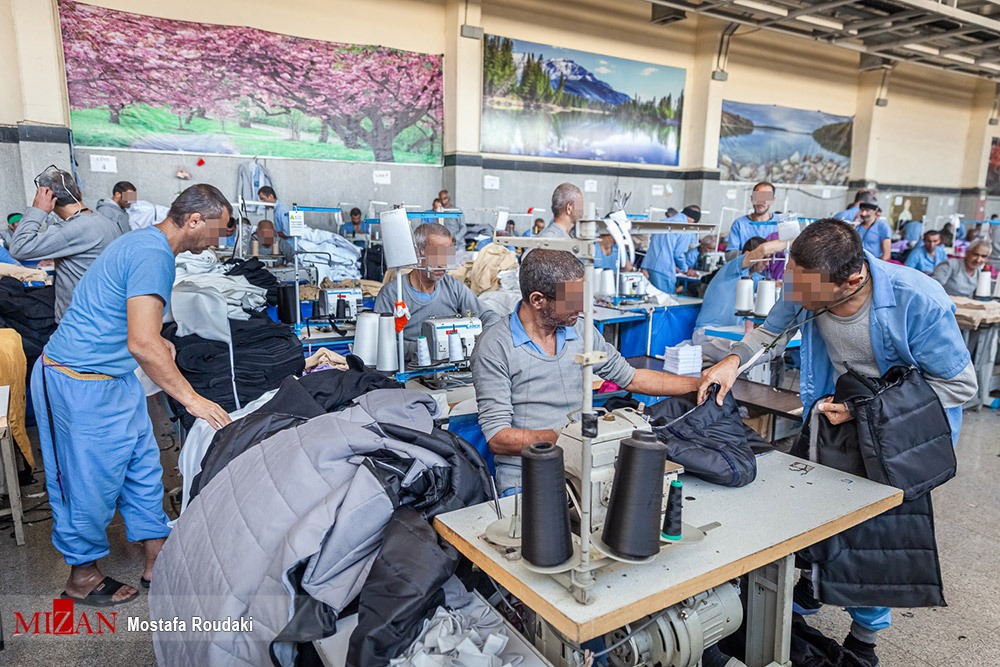 دپو یکشنبه/ایجاد اشتغال برای ۶۵ درصد زندانیان/۱۲۰ دار قالی در بزرگترین کارگاه های قالی بافی زندان استان مرکزی/۹۸۰ واحد تولیدی و ۴ هزار محصول تولیدی/اختصاص بخشی ازعایدات بنیاد تعاون به انجمن حمایت از زندانیان/۱۰ نفر از زندانیان پس از پایان دوره محکومیت در کارگاه اصلی مبلمان یک کارآفرین مشغول به کار شدند