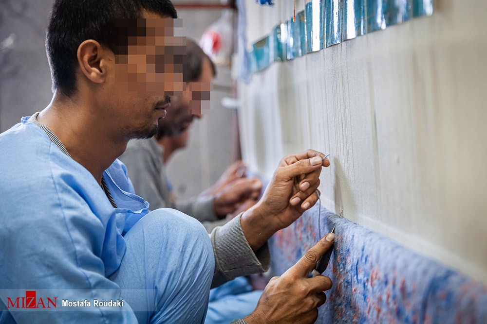 دپو یکشنبه/ایجاد اشتغال برای ۶۵ درصد زندانیان/۱۲۰ دار قالی در بزرگترین کارگاه های قالی بافی زندان استان مرکزی/۹۸۰ واحد تولیدی و ۴ هزار محصول تولیدی/اختصاص بخشی ازعایدات بنیاد تعاون به انجمن حمایت از زندانیان/۱۰ نفر از زندانیان پس از پایان دوره محکومیت در کارگاه اصلی مبلمان یک کارآفرین مشغول به کار شدند