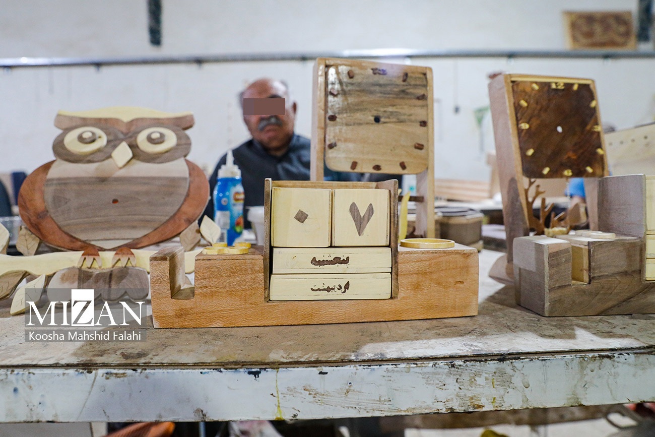 دپو یکشنبه/ایجاد اشتغال برای ۶۵ درصد زندانیان/۱۲۰ دار قالی در بزرگترین کارگاه های قالی بافی زندان استان مرکزی/۹۸۰ واحد تولیدی و ۴ هزار محصول تولیدی/اختصاص بخشی ازعایدات بنیاد تعاون به انجمن حمایت از زندانیان/۱۰ نفر از زندانیان پس از پایان دوره محکومیت در کارگاه اصلی مبلمان یک کارآفرین مشغول به کار شدند