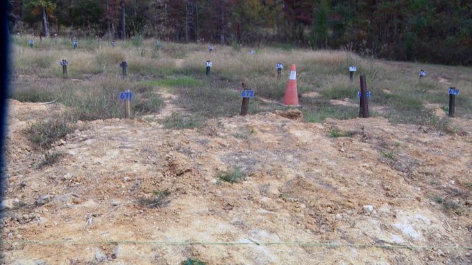 کشف اجساد ۲۱۵ نفر در گورهای بینشان نزدیک یک زندان ایالتی آمریکا کشف اجساد ۲۱۵ نفر در گورهای بینشان نزدیک یک زندان ایالتی آمریکا