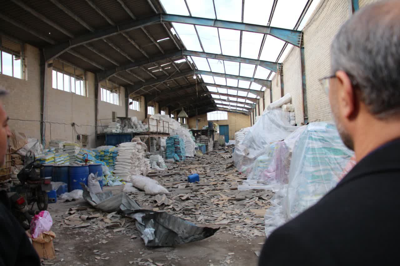 رئیس کل دادگستری سمنان از محل انفجار در یک واحد تولیدی مستقر در شهرک صنعتی ایوانکی بازدید کرد