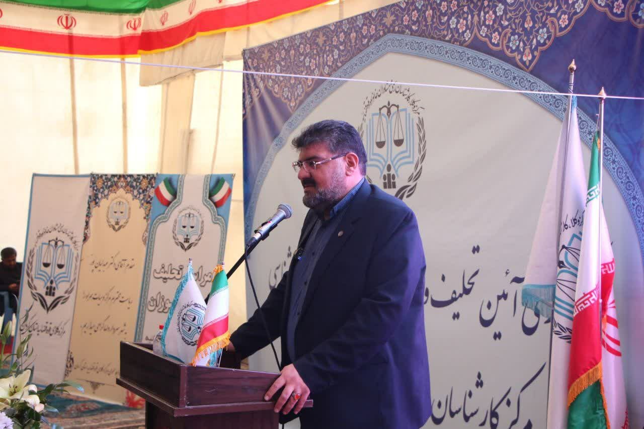 آیین تحلیف و اعطای پروانه کارشناسی ۲۵۰ نفر از کارشناسان رسمی دادگستری استان کرمان در کنار مرقد شهید سلیمانی برگزار شد