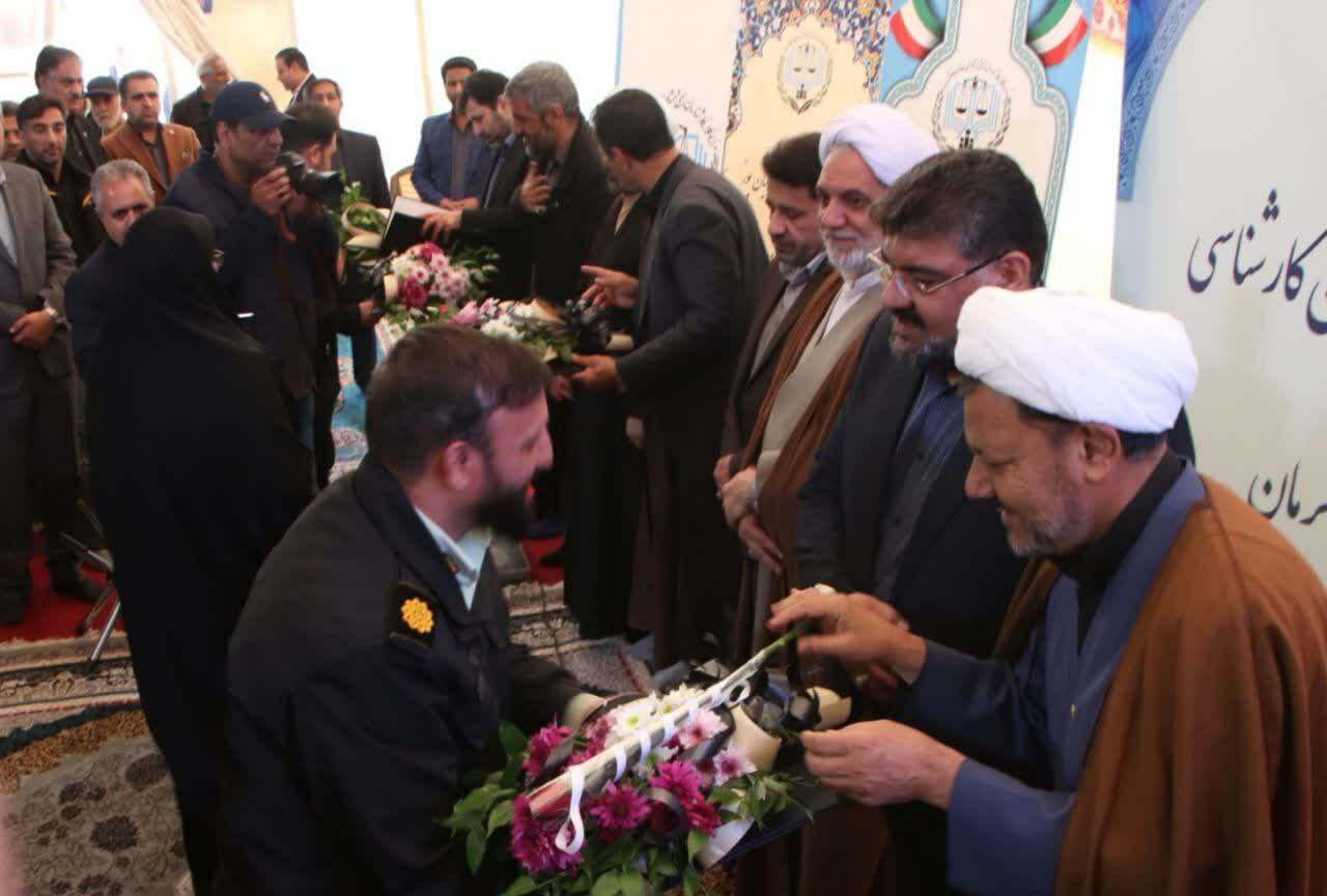 آیین تحلیف و اعطای پروانه کارشناسی ۲۵۰ نفر از کارشناسان رسمی دادگستری استان کرمان در کنار مرقد شهید سلیمانی برگزار شد