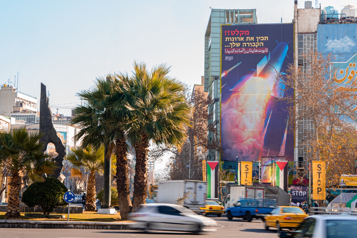 جدیدترین دیوارنگاره میدان فلسطین تهران رونمایی شد؛ تابوت‌هایتان را آماده کنید!