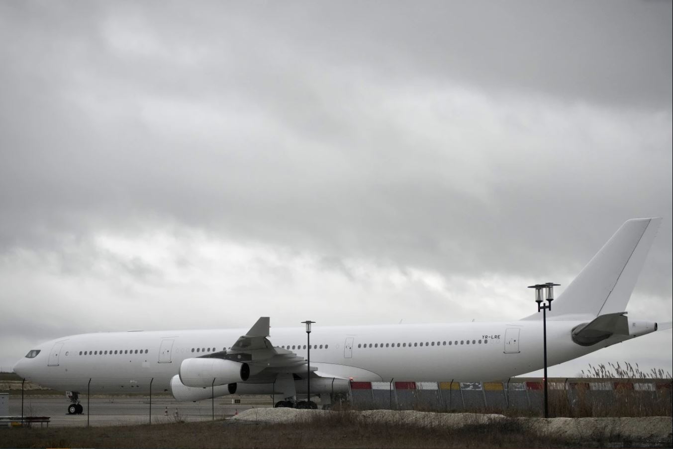 توقیف هواپیمای حامل ۳۰۰ مسافر از سوی پلیس فرانسه به اتهام قاچاق انسان