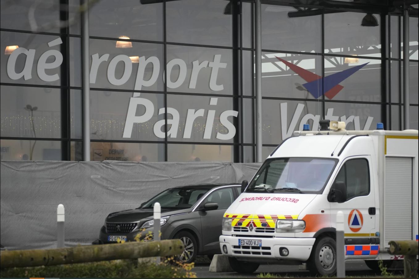 توقیف هواپیمای حامل ۳۰۰ مسافر از سوی پلیس فرانسه به اتهام قاچاق انسان