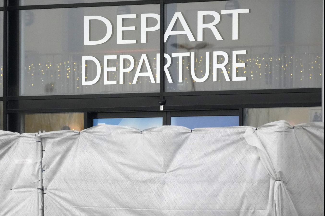 توقیف هواپیمای حامل ۳۰۰ مسافر از سوی پلیس فرانسه به اتهام قاچاق انسان