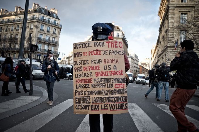 خودداری دادگاه فرانسه از زندانی کردن ۳ افسر پلیس متهم به آزار یک شهروند سیاه‌‎پوست