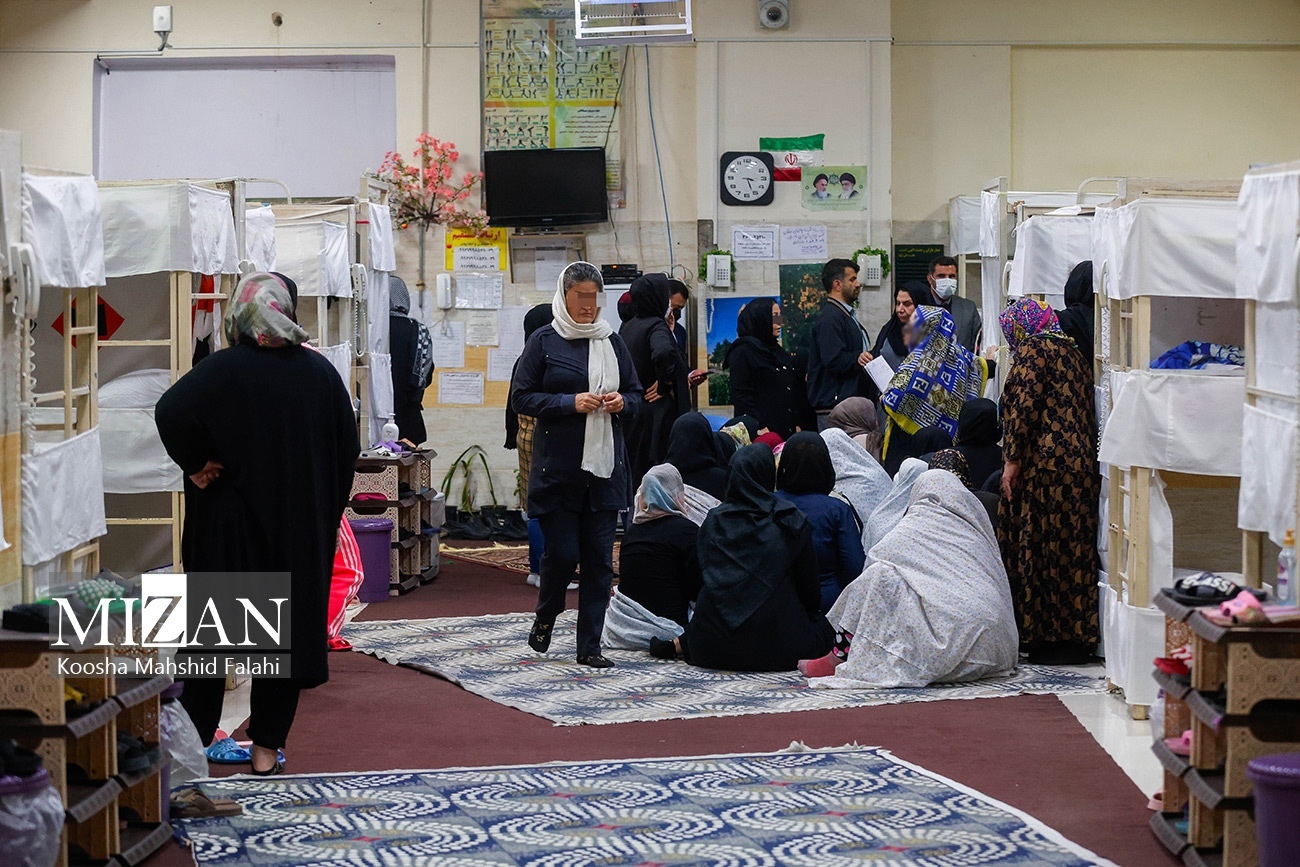 دادستان تهران همراه هیئت ۹۰ نفره قضات به ندامتگاه مرکزی نسوان تهران رفت/دیدار با تمامی مددجویان و بررسی درخواست‌ها و مشکلات آنها/مقدمات آزادی ۴۴ نفر از مددجویان با استفاده از ارفاقات قانونی فراهم شد