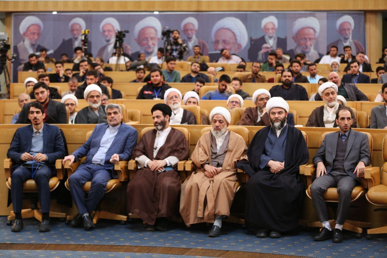 توجه به دستورات الهی روشنایی بخش مسیر درست زندگی است