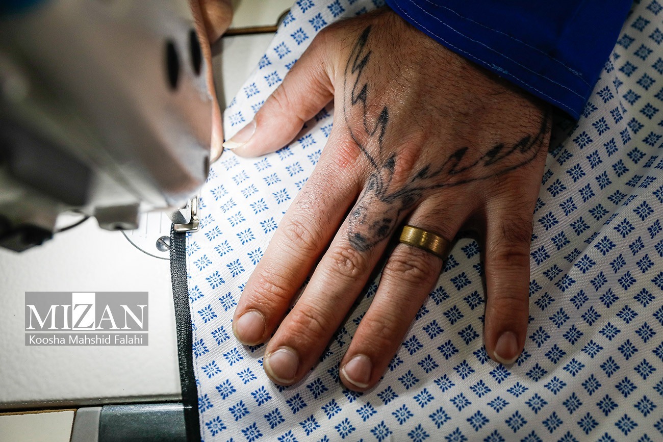 اشتغال ۴۰ نفر از مددجویان رای باز درشرکت دیبا پرچم خمین/۱۰ نفر از مددجویان پس از پایان دوره محکومیت در شرکت دیبا پرچم خمین استان مرکزی مشغول به کار هستند/ همکاری بسیار خوب و دو طرفه میان بنیاد تعاون و صنایع برقرار است