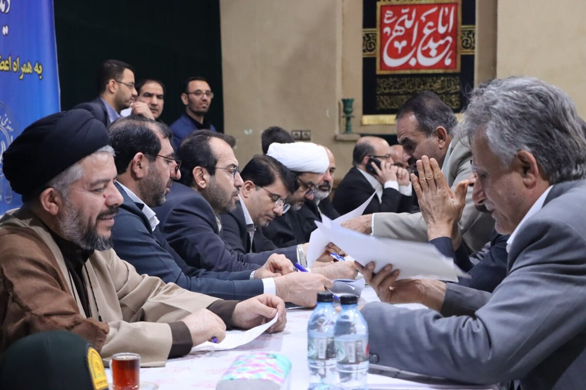میز خدمت دادگستری خوزستان به مناسبت دهه فجر در مسجد امیرالمومنین کوی آسیاباد اهواز برگزار شد