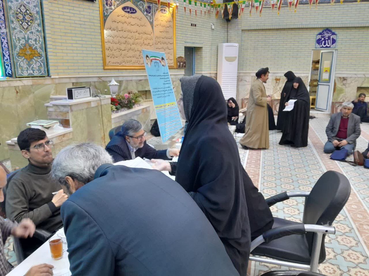 مدیر کل ارتباطات مردمی قوه قضاییه به مشکلات حقوقی و قضایی مردم در مسجد المهدی (عج) رسیدگی کرد