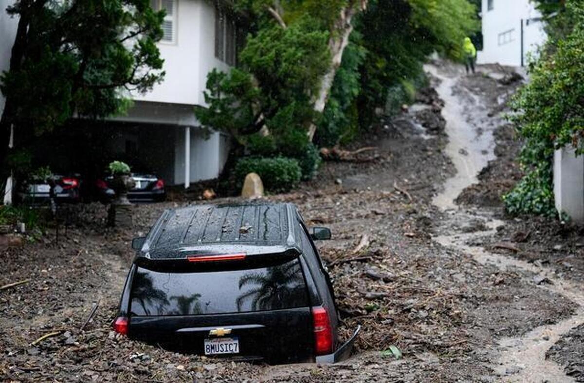 طوفان مرگ‌بار در آمریکا؛ برق هزاران خانه در کالیفرنیا قطع شد
