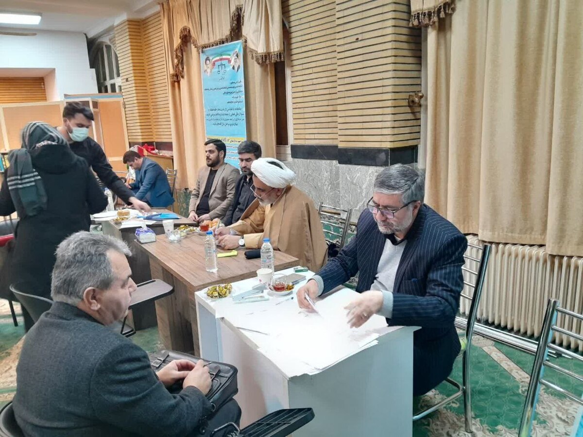 معاون قضایی و مدیرکل ارتباطات مردمی قوه قضاییه به درخواست‌های حقوقی و قضایی ۲۵ نفر از مردم در مسجد حضرت زینب (س) رسیدگی کردند