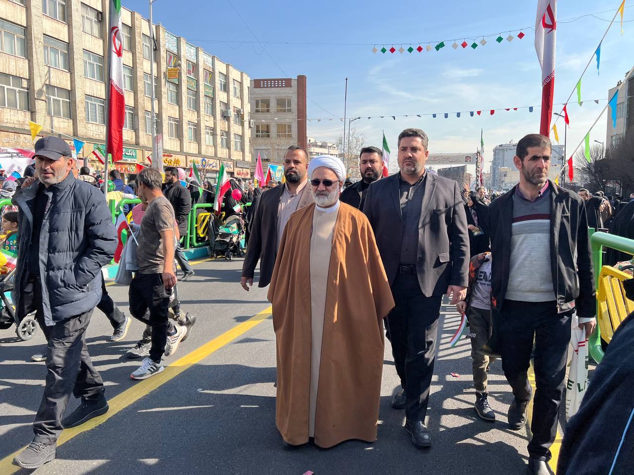 معاون اول قوه قضاییه: حضور یک نفر بیشتر در راهپیمایی ۲۲ بهمن موجب یأس کامل دشمن میشود معاون اول قوه قضاییه: حضور یک نفر بیشتر در راهپیمایی ۲۲ بهمن موجب یأس کامل دشمن میشود