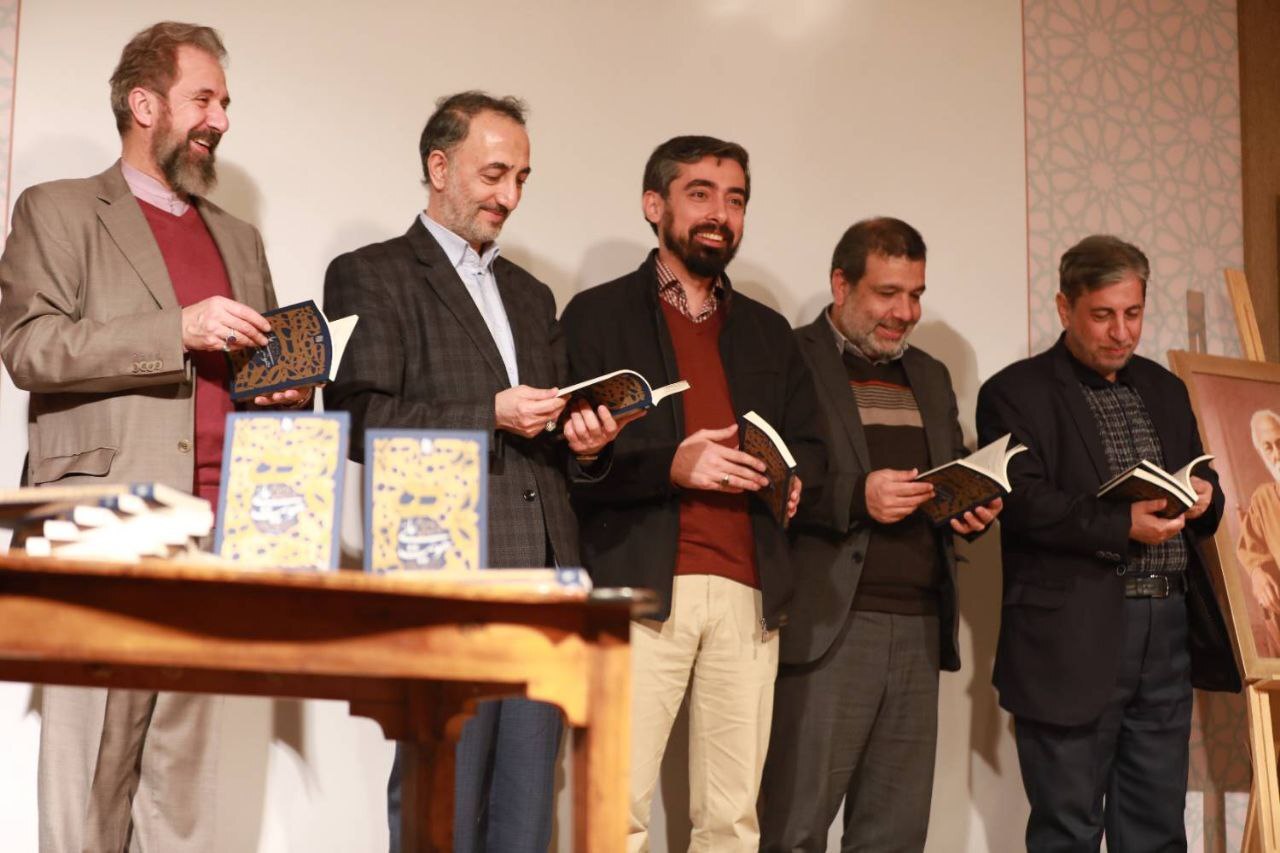 رونمایی از کتاب «درآمدی بر هویّت ملّی در اندیشه‌ی حضرت آیت‌الله‌العظمی خامنه‌ای (مدّظلّه‌العالی)»