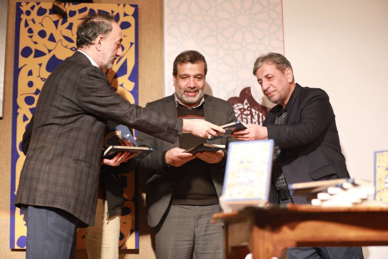 رونمایی از کتاب «درآمدی بر هویّت ملّی در اندیشه‌ی حضرت آیت‌الله‌العظمی خامنه‌ای (مدّظلّه‌العالی)»