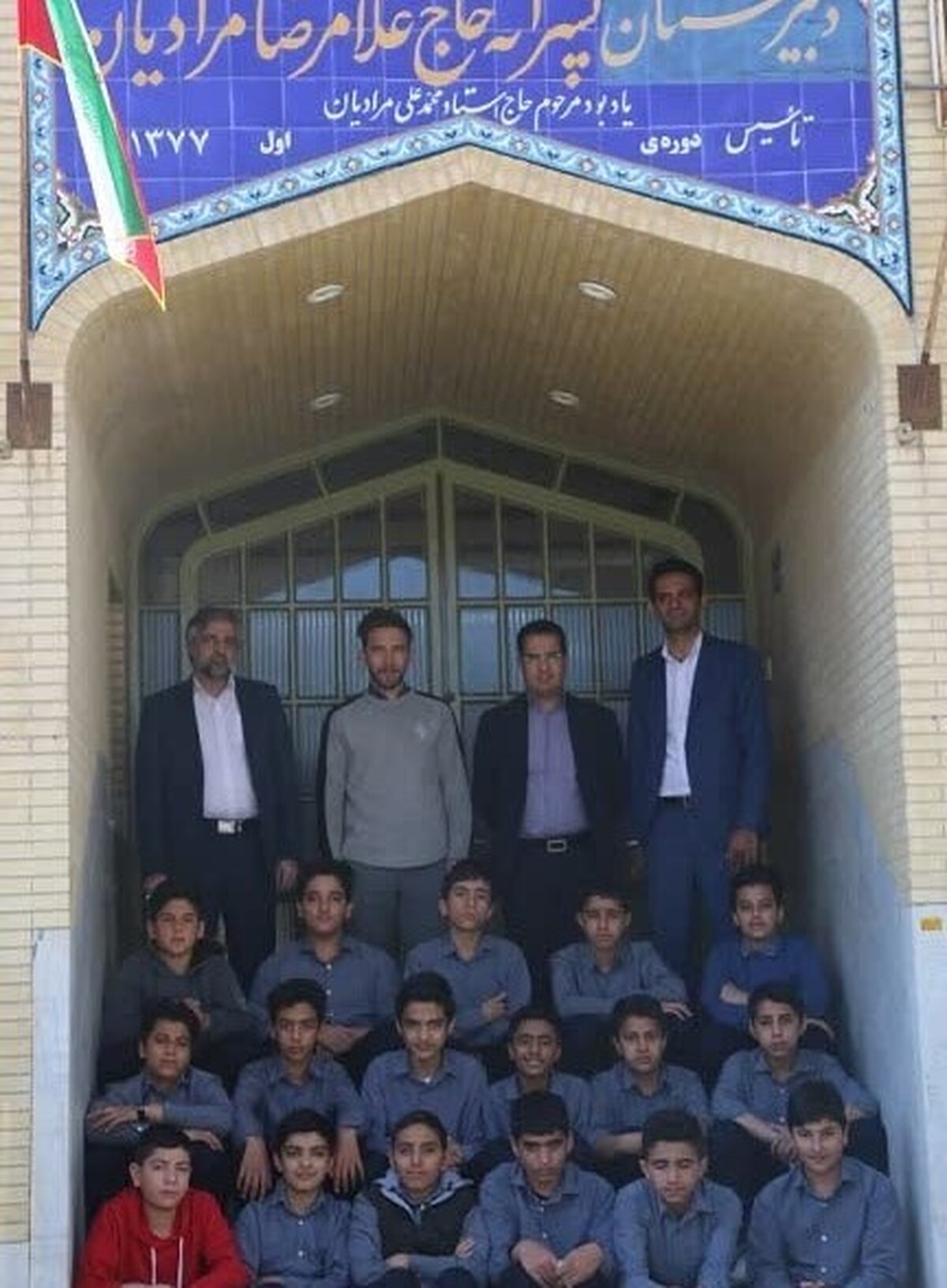 آزادی یک پدر از زندان با کمک دانش‌آموزان یزدی همزمان با ولادت امام علی (ع)