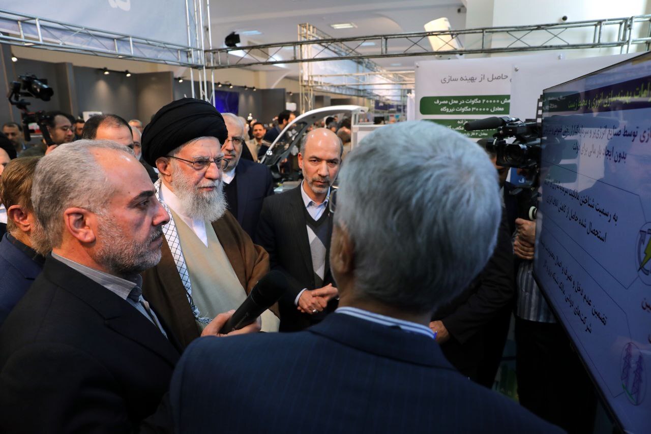 بازدید رهبر انقلاب از نمایشگاه توانمندیهای تولید داخلی بازدید رهبر انقلاب از نمایشگاه توانمندیهای تولید داخلی